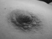 Photos des seins de Ml67, en noir et blanc
